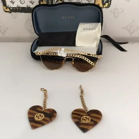 New Authentic Gucci GG0977S 002 Gold Cat-Eye Sunglasses Brown Lenses Gucci Chain 0977 Gold Brown Tiger Heart Detachable Charm  main image 4
